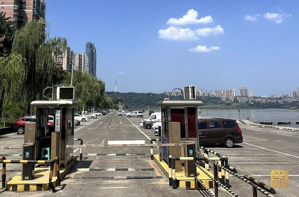 泸州滨江路飞机坝露天停车场恢复开放