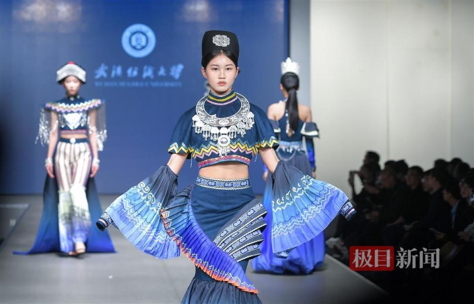 传统与时尚碰撞武汉纺织大学开启毕业时装周