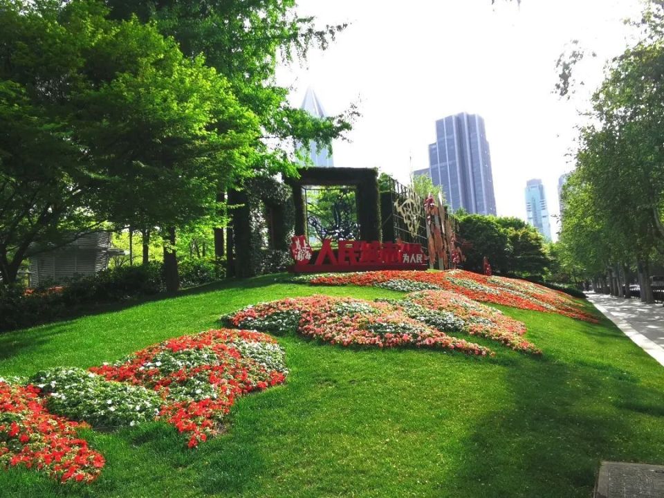 人民公园花坛在此次花卉布置工作中,复兴公园与广场公园