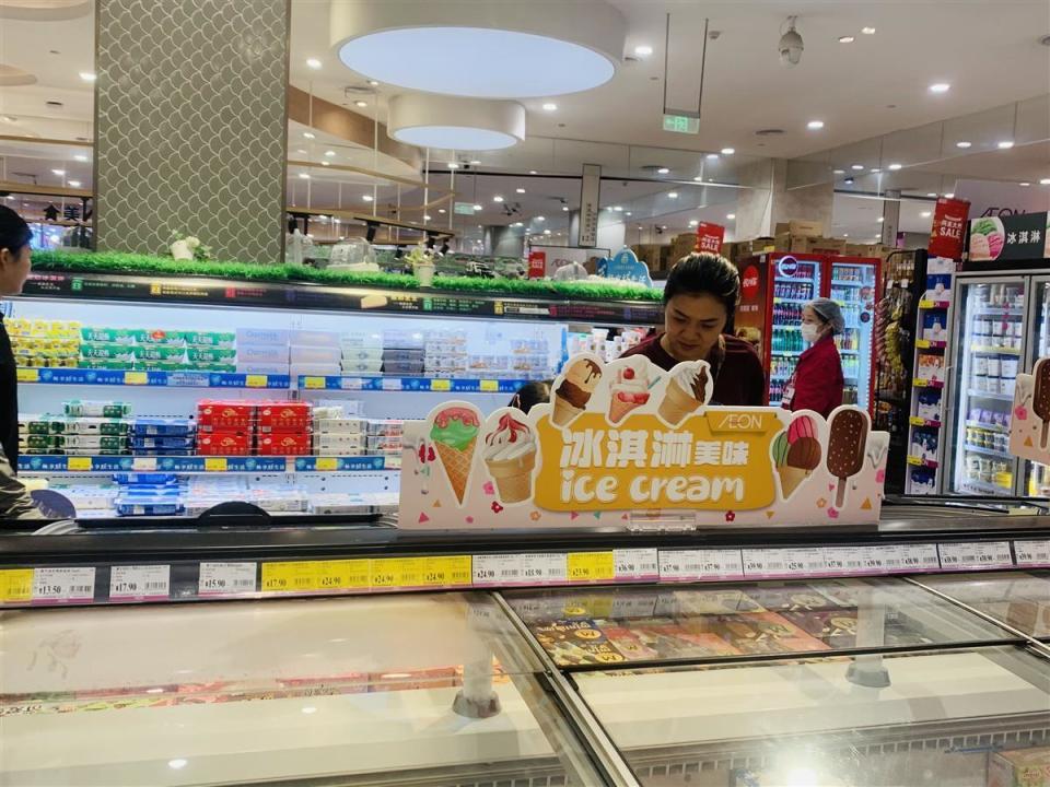 此外,"门店的网红雪糕产品都比较少见了,常见的如伊利,蒙牛,八喜等