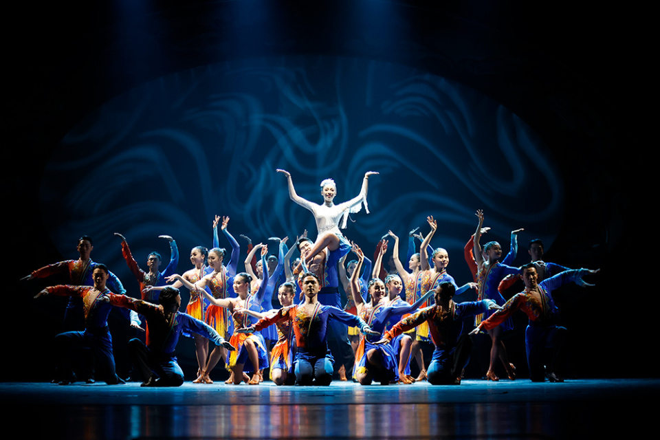 组图:国标舞剧《人间四月天》在京上演