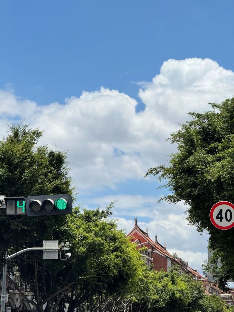 37℃午后大部分乡镇今天天空云系明显增多泉州天气实况你被淋湿了吗?