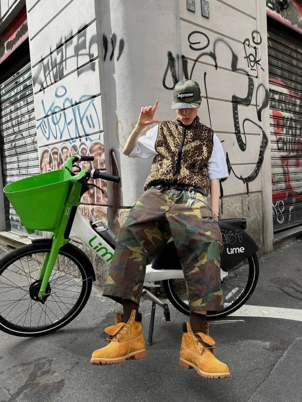 版本答案,上衣可以选择简单的t恤,衬衫,观感更加干净,配合 hype 皮带