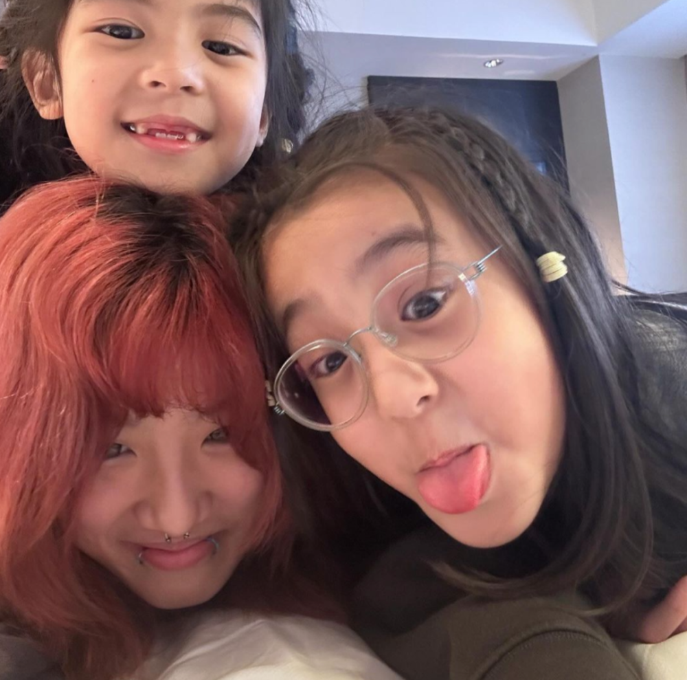 贾静雯一家五口出游,三个孩子雪地撒欢,18岁大女儿状态引争议