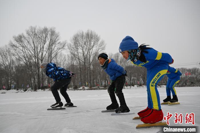 冬天小朋友滑冰的图片图片