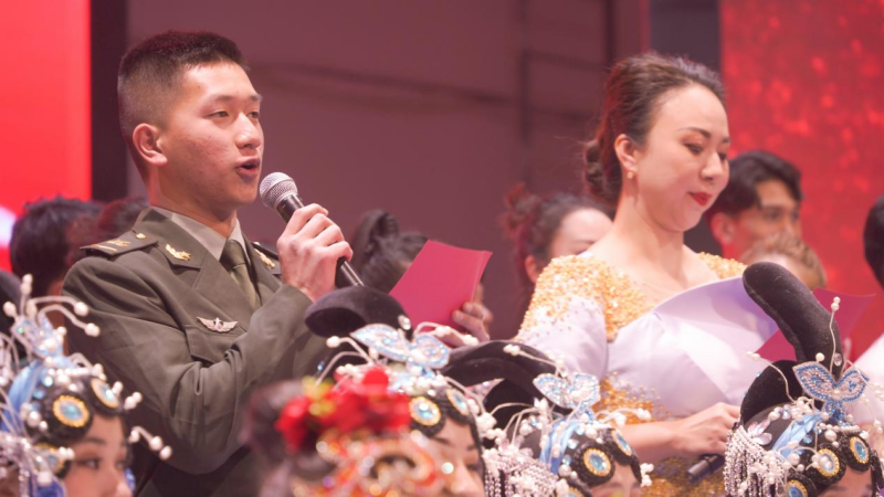 合影留念(罗毅摄)(投稿单位:中国人民解放军69224部队)编辑:程阔