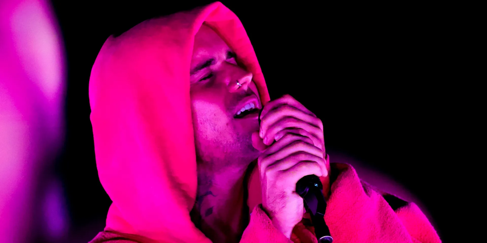 比伯科切拉唱了《Baby》！网友：今夕是何年_腾讯新闻