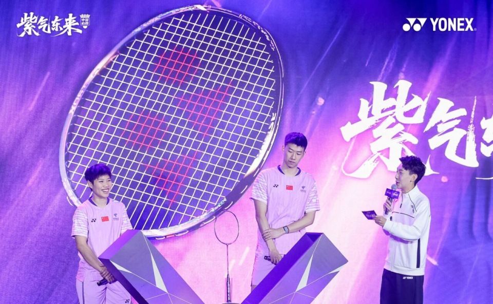 聚焦｜欧洲两冠“紫气东来”，“凤凰”组合携国羽限定球拍现身北京-腾讯新闻