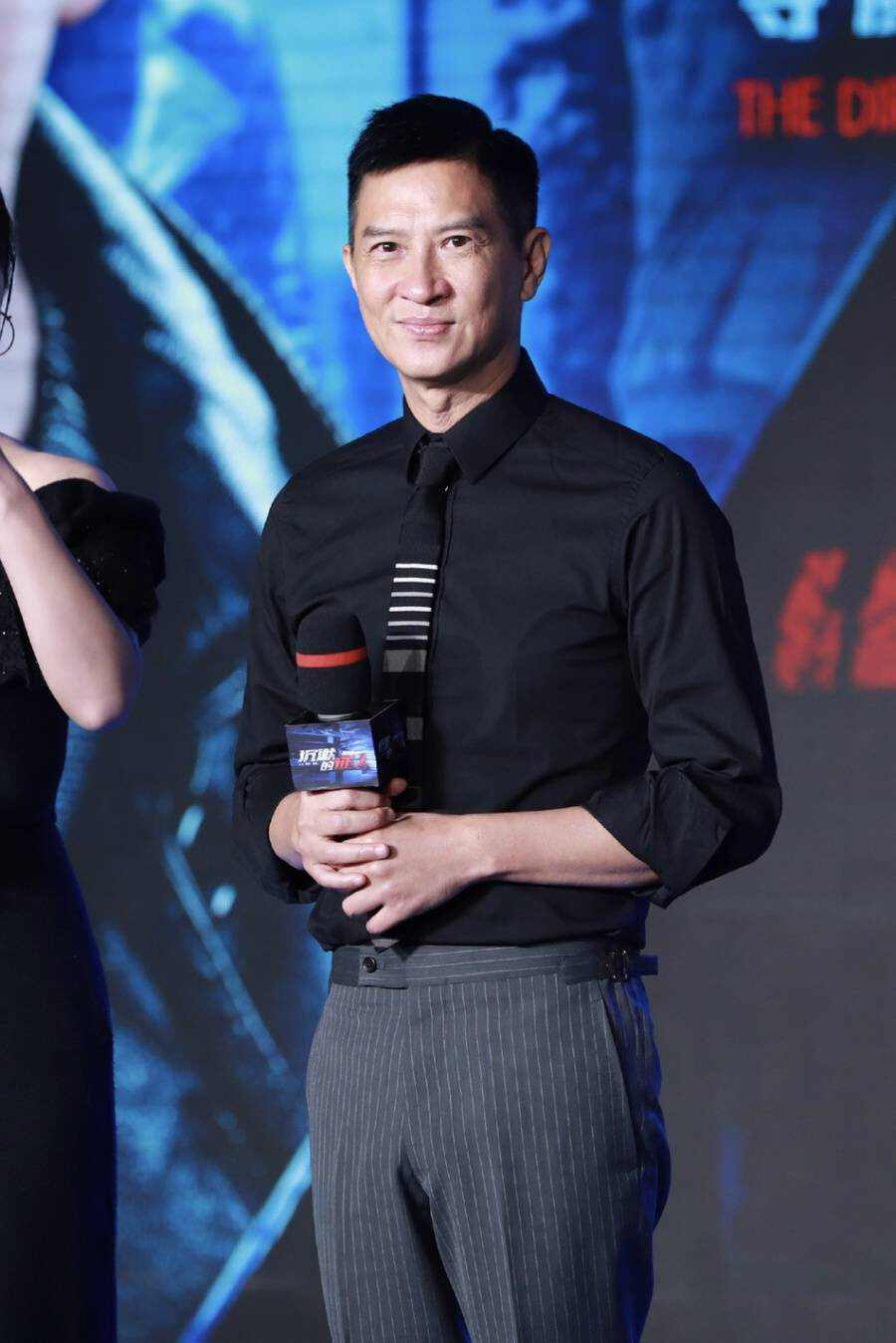 张家辉一家近况曝光网民商场偶遇晒合照影帝手缠纱布疑受伤