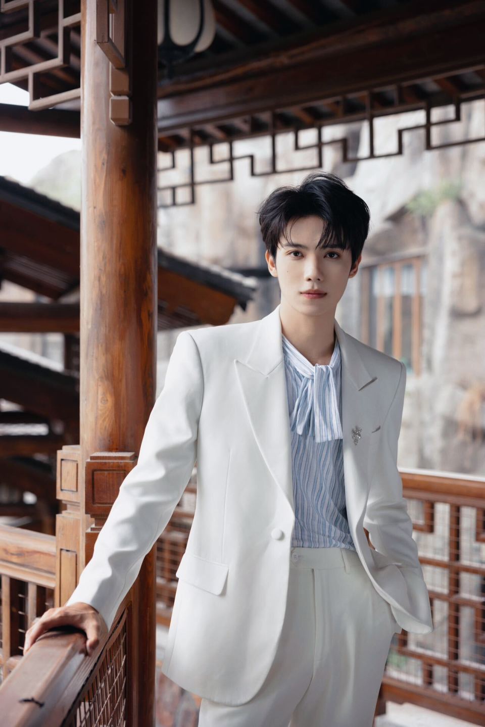 罗一舟出席丝绸之路电影节闭幕式担任表演嘉宾展现青春魅力