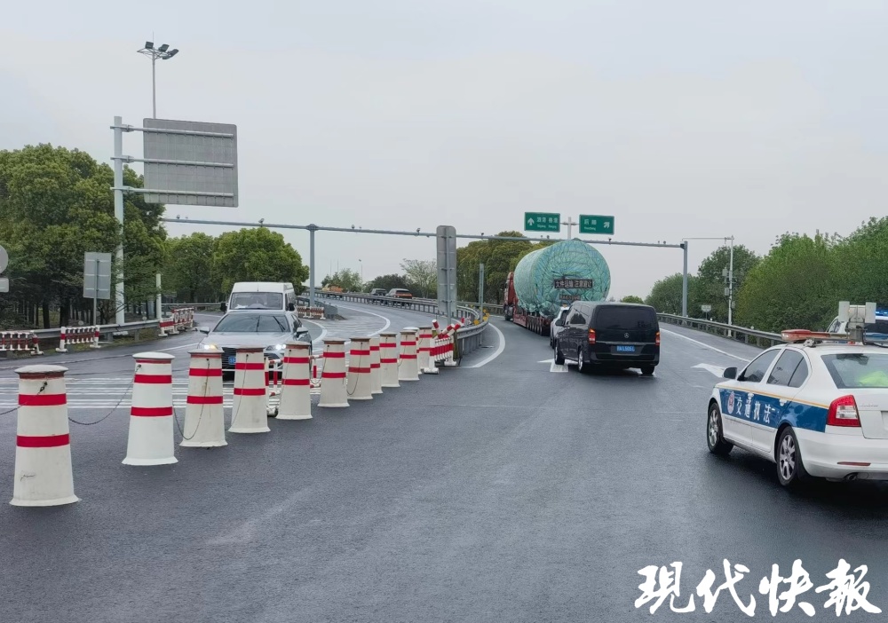 总长28米苏州护送大型液体运载火箭一子级燃箱