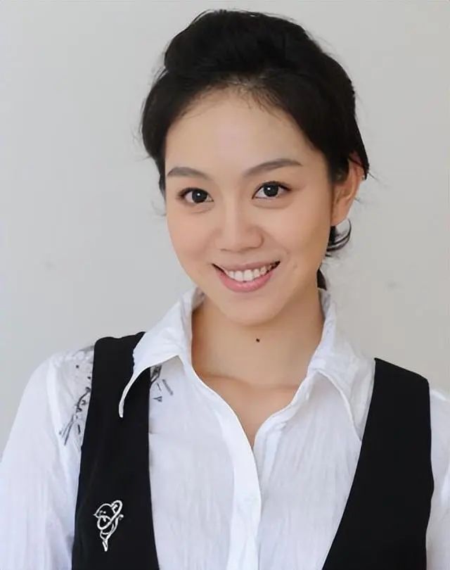 在拍《老米家的婚事》时,宋丹丹就一脸慈爱地对姜妍说:"以后你就当我
