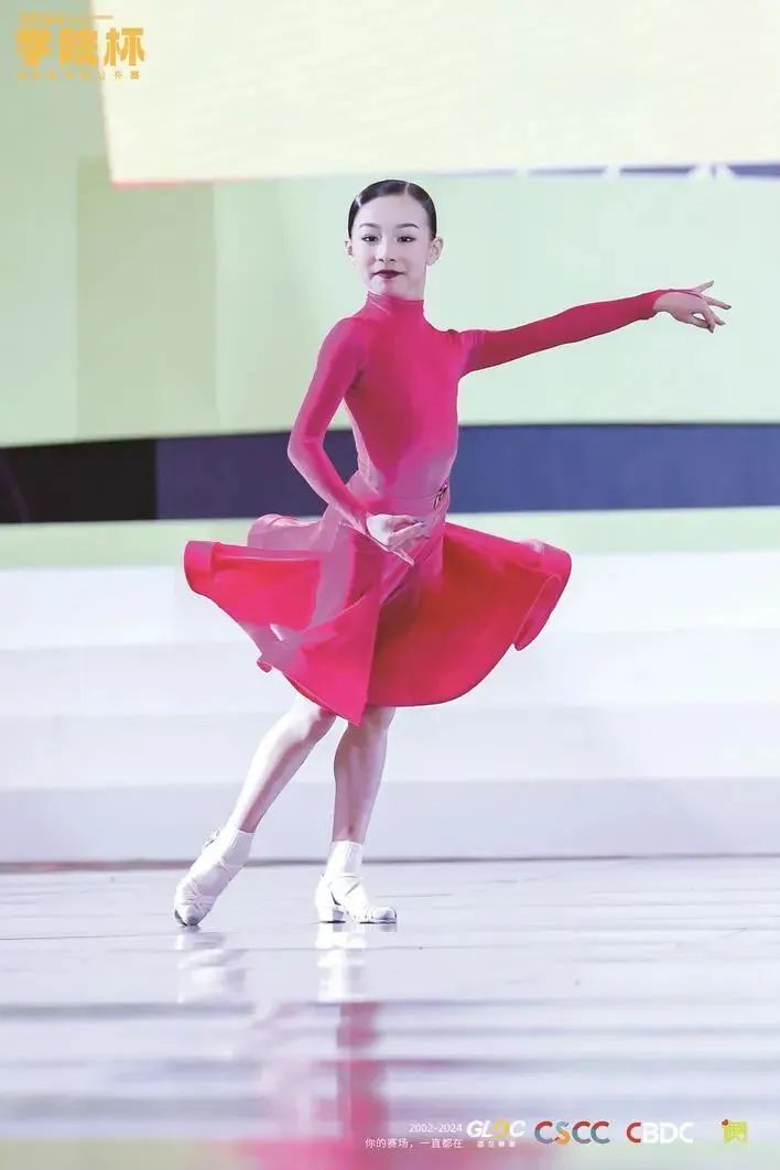 直到今年4月份,邓乔予参加了2024年第66届英国青少年黑池舞蹈节12岁