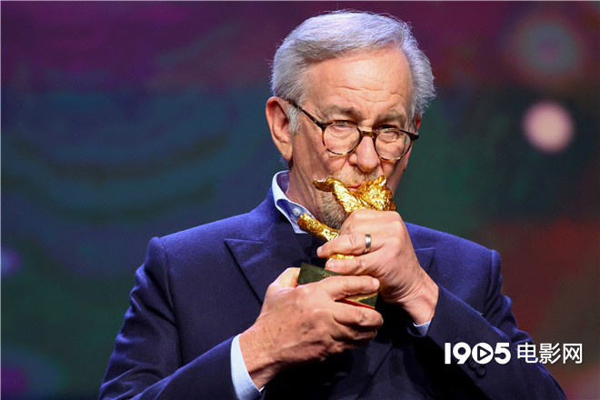 斯皮尔伯格获柏林电影节终身成就奖激动亲吻奖杯
