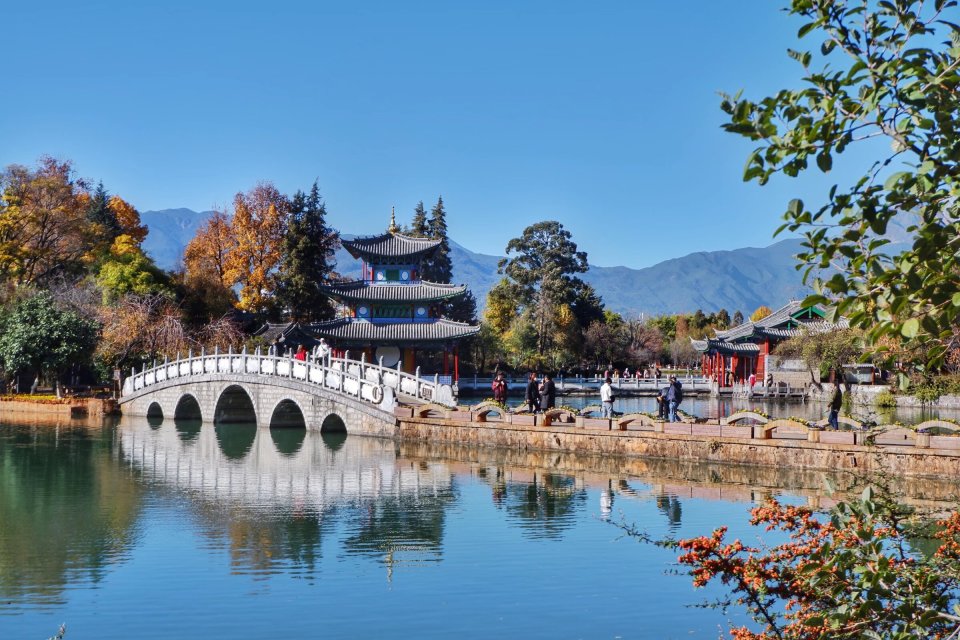 大金塔寺位于丽江城区的蛇山,与玉龙雪山遥相对