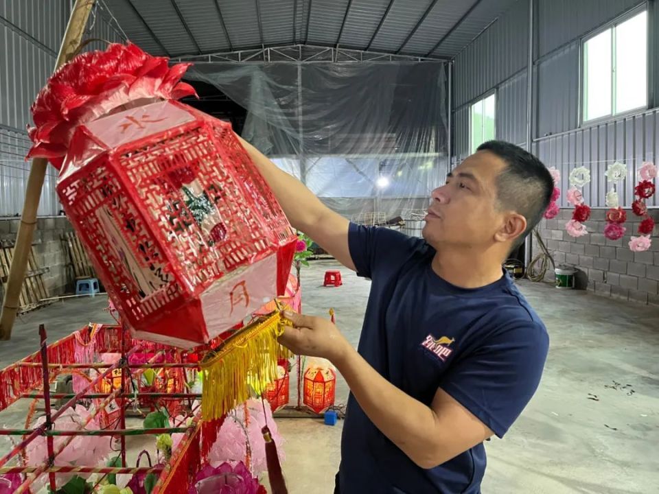 璧洲灯笼组装后将在五一期间完美呈现.