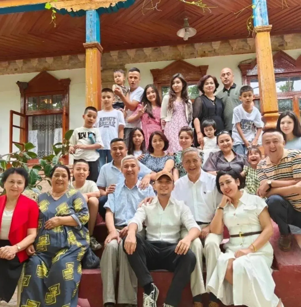 尼格买提回新疆老家过节,家族25人一起吃饭,还在豪宅里举办舞会-腾讯
