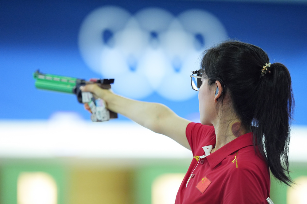 巴黎奥运会 | 射击——女子10米气手枪:中国选手李雪,姜冉馨晋级决赛