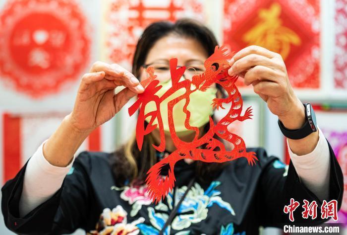（新春见识）寄手成春，剪出彩虹——专访香港剪纸艺术家孙虹
