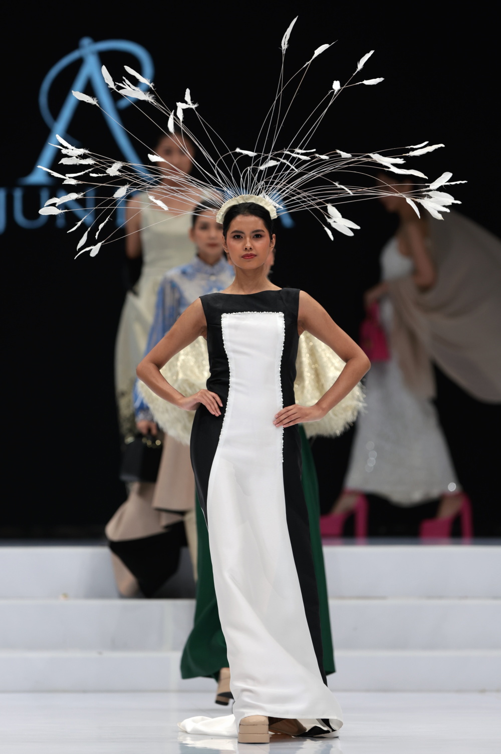 举行的印度尼西亚时装周上展示设计师阿尔琼·普特拉设计的新款服装