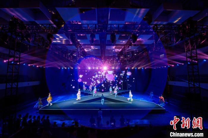 本届服装秀以"gafa gala"(广美 盛宴)为主题,围绕"on file"——存档,"