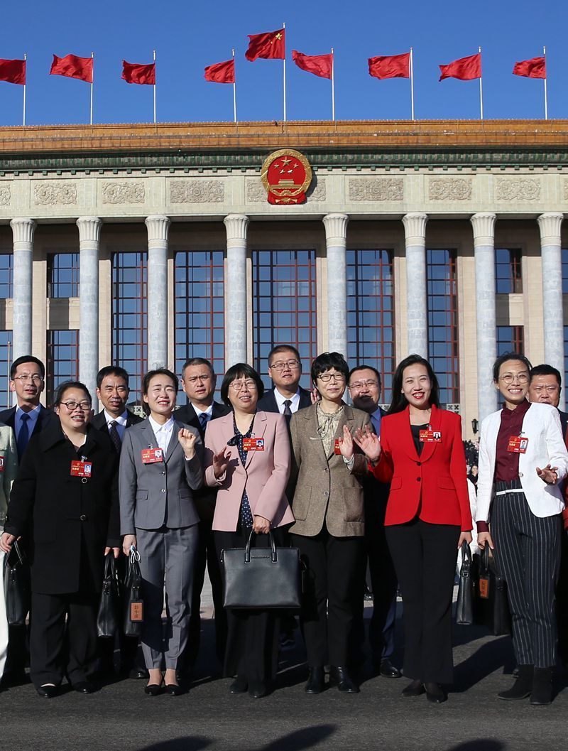 代表们会后合影.(中国日报记者 邹红 摄)