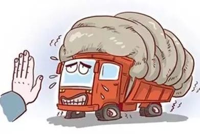 瞬间失控!超载达220%,货车爆胎撞护栏