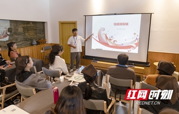 数字木兰民宿管家培训在凤凰拉毫森林民宿举行