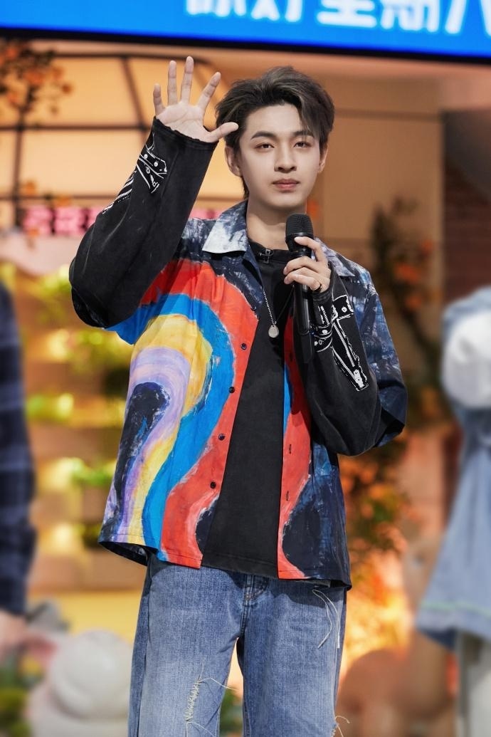 德云社演员秦霄贤录节目受伤被救护车接走本人发文报平安节目组回应事