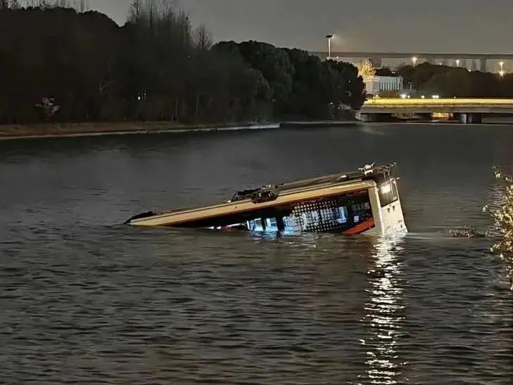 重庆大巴车坠江事件图片