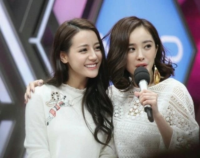 杨幂留言为迪丽热巴庆生,互表相思之情,姐妹情深惹人羡