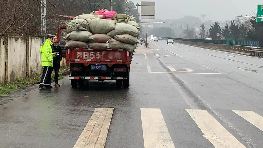 株洲交警:"超一分,险万分" 这些货车超载被曝光