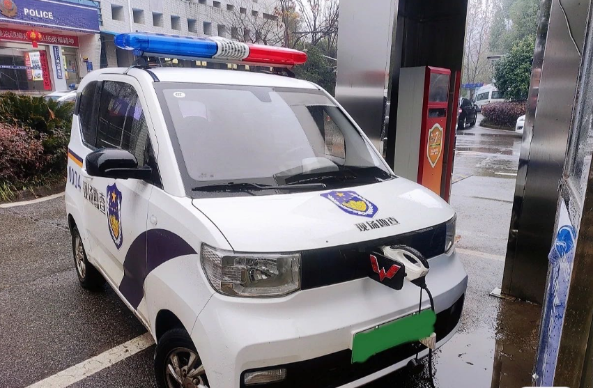 五菱mini ev变身警务巡逻车!守护平安显担当,为国家贡献力量_腾讯新闻