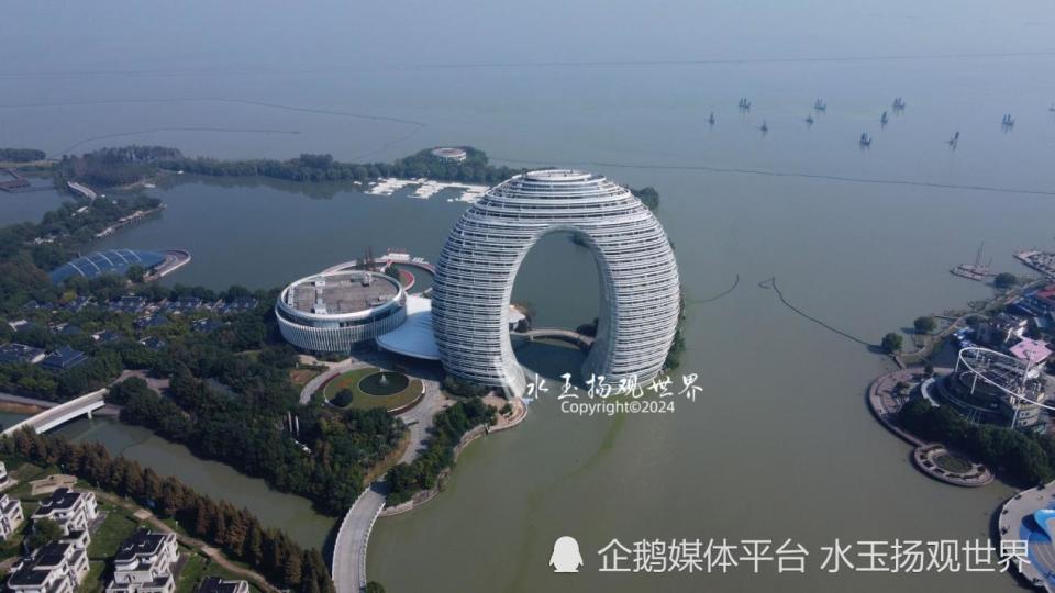 湖州月亮广场,南太湖畔的大马桶盖,造型奇特的建筑令人浮想联翩