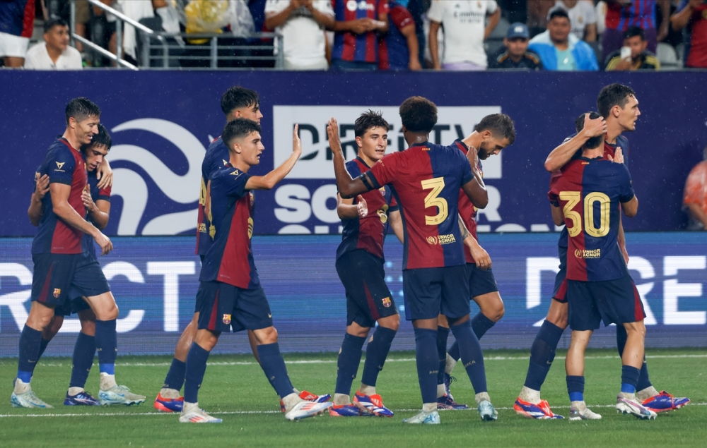 巴萨连追2球平米兰,270万新援3场造5球!莱万梅开二度救主