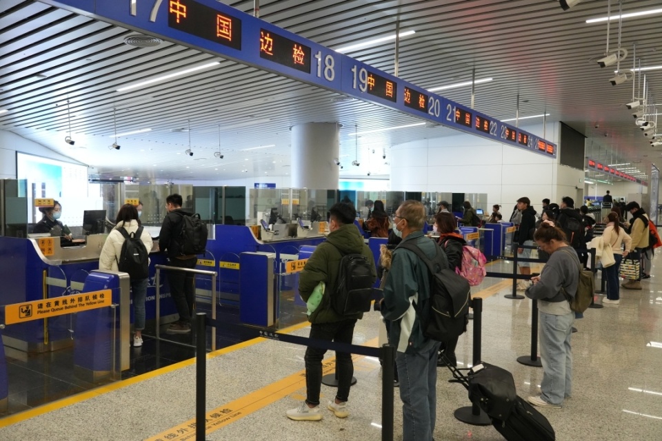 春运首日白云边检预计查验出入境人员超37万人次