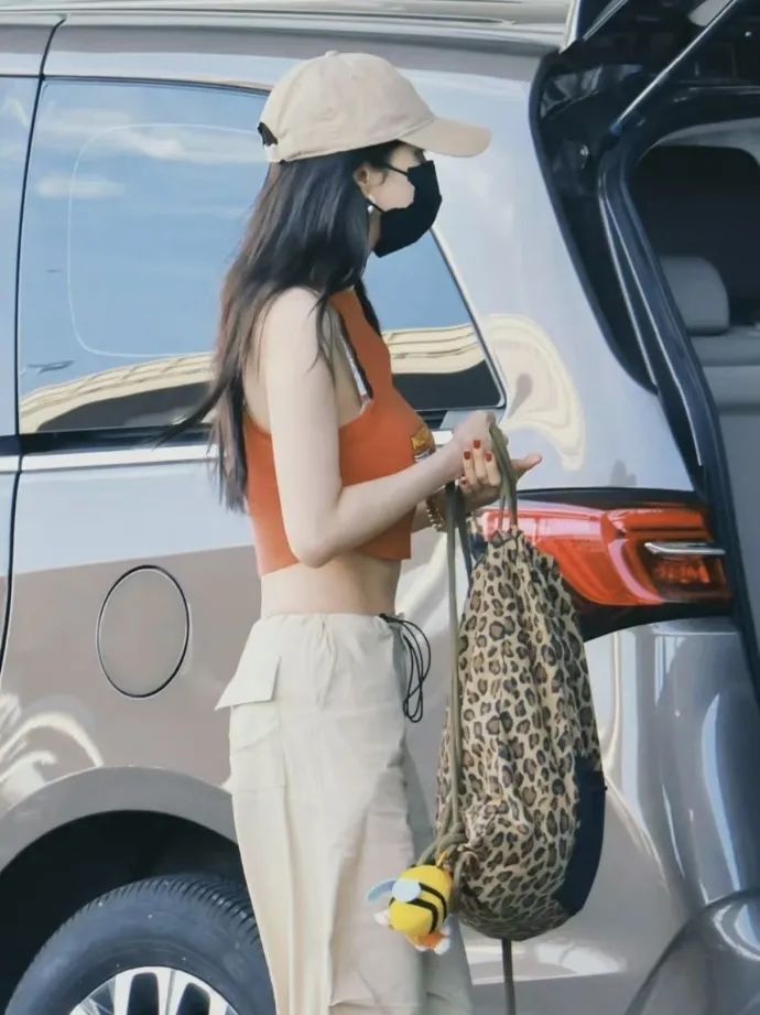 巩俐抵达戛纳参加电影节时,落地机场肩背lv灰色双肩包,她也同样选择了