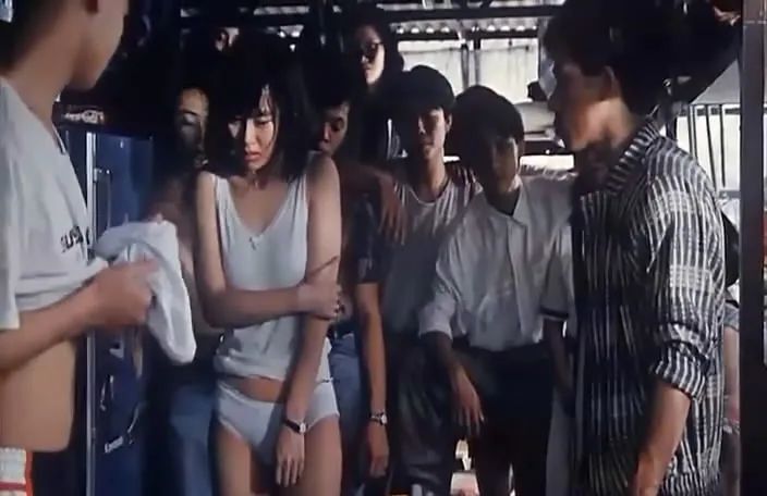 中五在读的朱婉芳与郭小珍,本是一对普通的中学女生,直至帮派分子刀疤