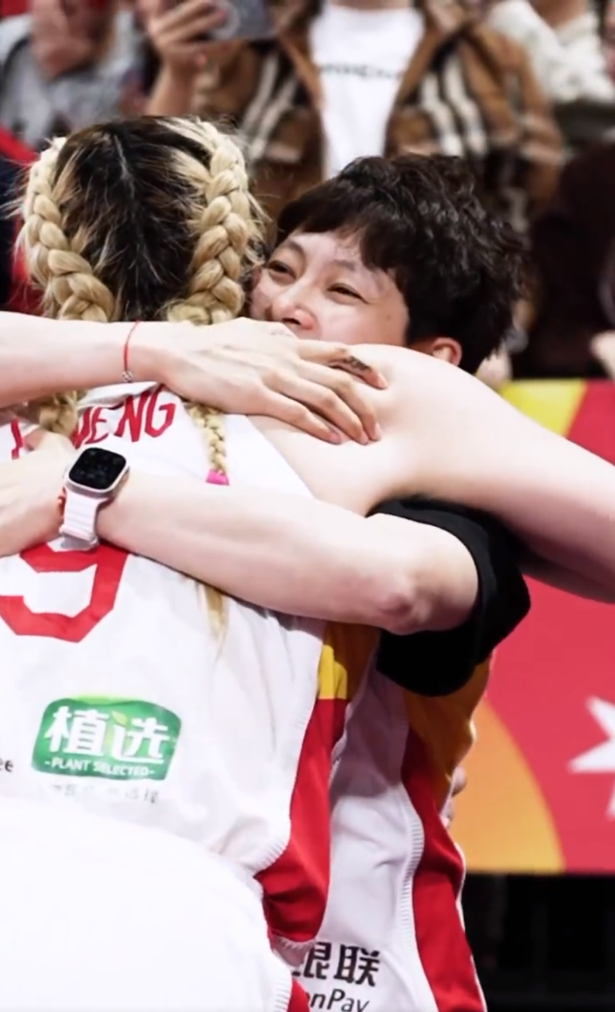 李梦夺冠冲向场边拥抱杨力维,将队长搀扶进场全队围着她跳舞