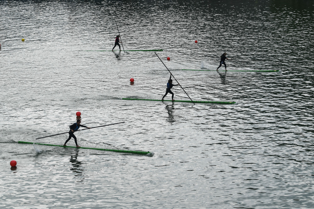镇远古城:青山绿水独竹漂