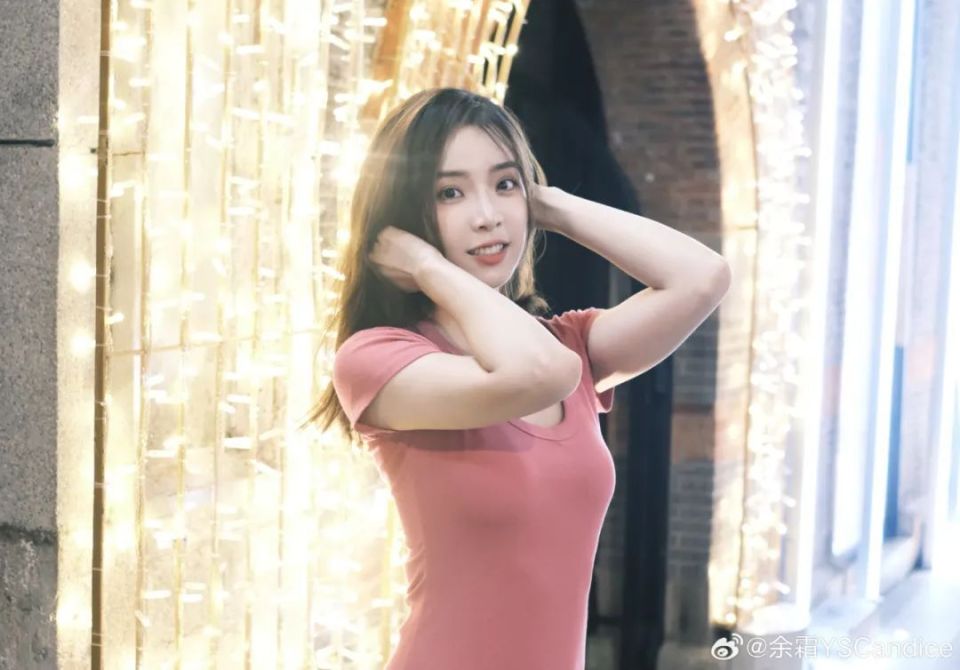 【lpl老婆】余霜美丽包臀裙街头漫步,泽元拍照技术娴熟