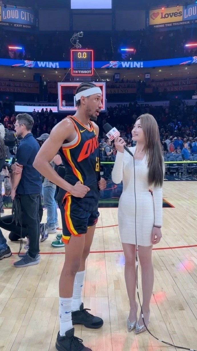 美女记者孟超:现场球迷都称阿隆-维金斯为"救世主"_腾讯新闻