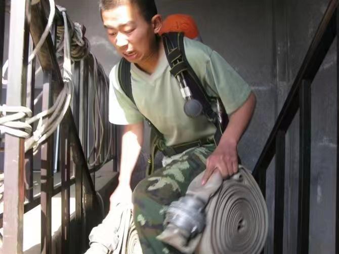 战友追忆冯振：不言放弃，只因他对消防事业执着的爱_腾讯新闻