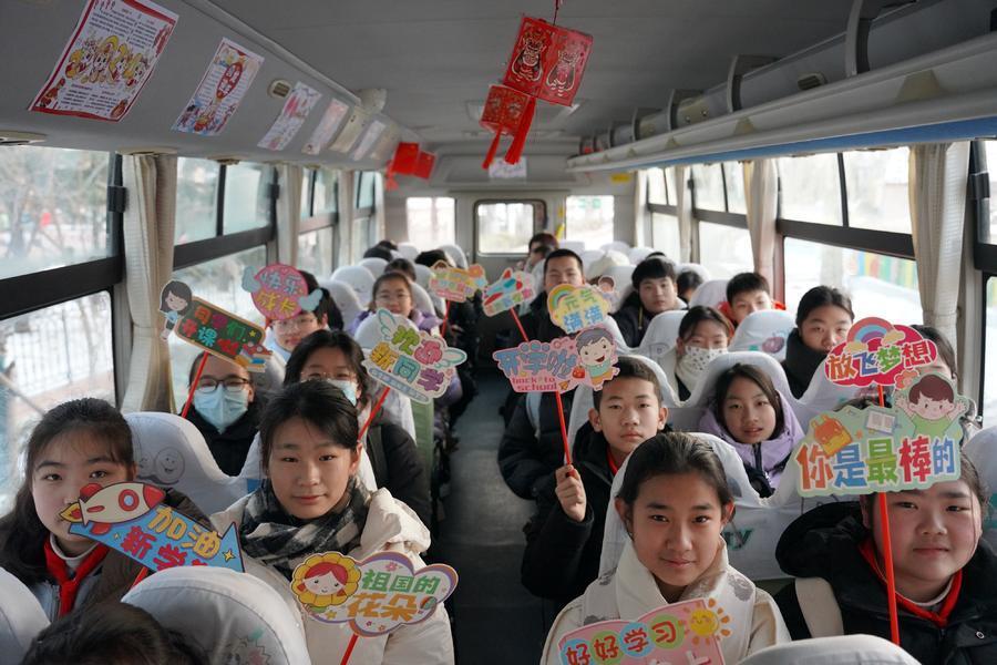 开学首日,青岛近2000辆温馨校车安全运送13万名学生返校_腾讯新闻