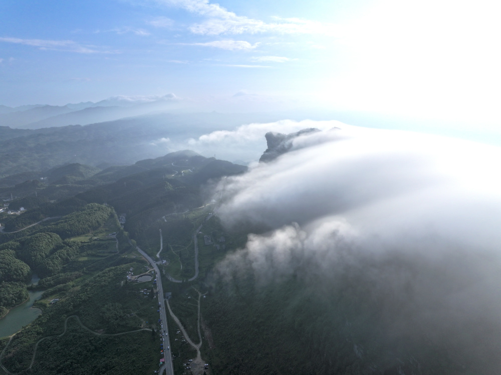 飞阅中国|重庆金佛山:云绕山峦