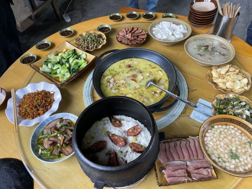 【美食】芭蕉铁罐饭:一饭"百味"生