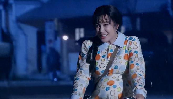 尤其是她63岁时在《我有一个梦》中演高中女孩叶春儿,滤镜也无法掩饰