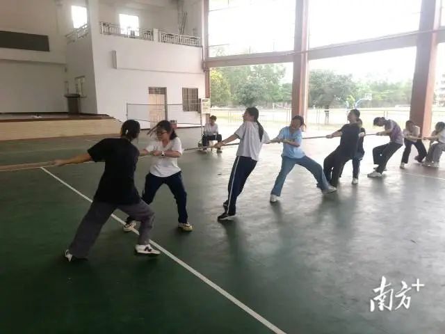 "加油,加油……"郁文中学篮球场气氛热烈,学生们的加油声不断,为了