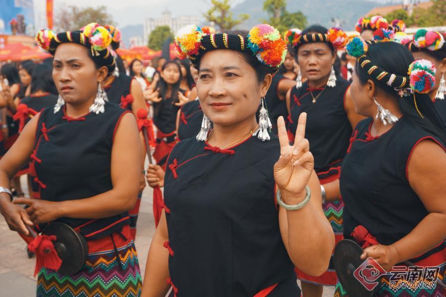 【高清图片】云南沧源2023年中国佤族司岗里"摸你黑"狂欢节:游行中的