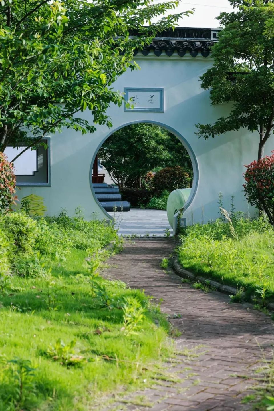 干施岙是一处著名的"海岛民俗村",白墙黛瓦的建筑装饰错落有致,也时常